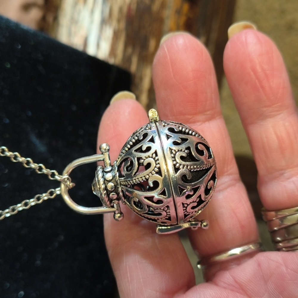 Victorian Apocothy Necklace , Small Rose Inside Holds Scents - Picture 5 of 8